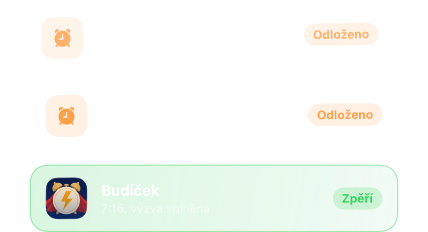 Dva odložené budíky nad sebou a pak jeden nadobro vypnutý po splnění úkolu